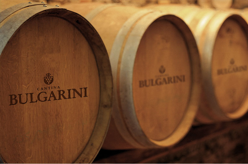 Die Weinfässer mit dem Cantina Bulgarini Logo und Aufdruck